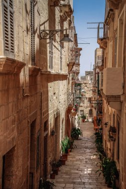 Birgu, Malta Üç Şehir 'den biri. Malta cazibesi. Vittoriosa. Birglu Körfezi. Birgu 'da eski, eski bir kaldırım taşı caddesi. Yaz Malta şehir manzarası.