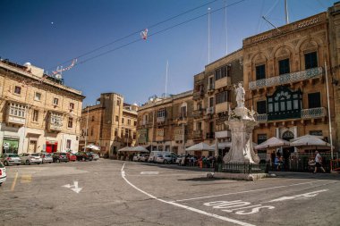 Birgu, Malta Üç Şehir 'den biri. Malta cazibesi. Vittoriosa. Birglu Körfezi. Birgu 'da eski, eski bir kaldırım taşı caddesi. Yaz Malta şehir manzarası.