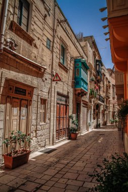 Birgu, Malta Üç Şehir 'den biri. Malta cazibesi. Vittoriosa. Birglu Körfezi. Birgu 'da eski, eski bir kaldırım taşı caddesi. Yaz Malta şehir manzarası.