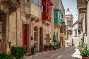 Birgu, Malta Üç Şehir 'den biri. Malta cazibesi. Vittoriosa. Birglu Körfezi. Birgu 'da eski, eski bir kaldırım taşı caddesi. Yaz Malta şehir manzarası.