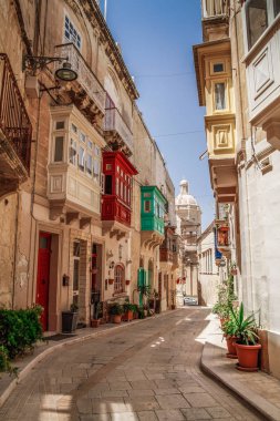 Birgu, Malta Üç Şehir 'den biri. Malta cazibesi. Vittoriosa. Birglu Körfezi. Birgu 'da eski, eski bir kaldırım taşı caddesi. Yaz Malta şehir manzarası.