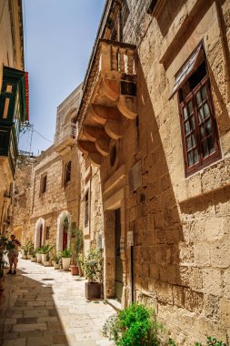 Birgu, Malta Üç Şehir 'den biri. Malta cazibesi. Vittoriosa. Birglu Körfezi. Birgu 'da eski, eski bir kaldırım taşı caddesi. Yaz Malta şehir manzarası.