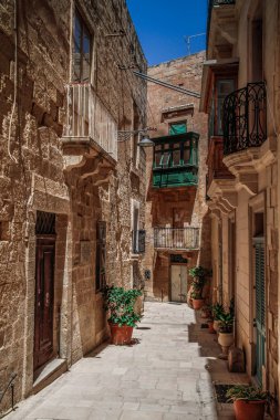 Birgu, Malta Üç Şehir 'den biri. Malta cazibesi. Vittoriosa. Birglu Körfezi. Birgu 'da eski, eski bir kaldırım taşı caddesi. Yaz Malta şehir manzarası.
