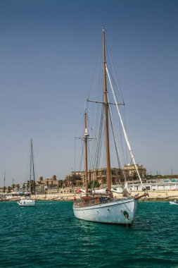 Deniz manzaralı Malta. Malta 'nın başkenti Valletta' nın geleneksel evleri ve duvarları açık mavi gökyüzüyle gün doğumundan önceki bir yaz sabahı. Üç Şehir Körfezi.