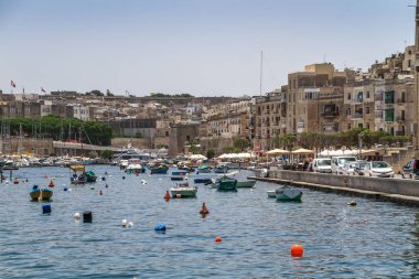 Deniz manzaralı Malta. Malta 'nın başkenti Valletta' nın geleneksel evleri ve duvarları açık mavi gökyüzüyle gün doğumundan önceki bir yaz sabahı. Üç Şehir Körfezi.