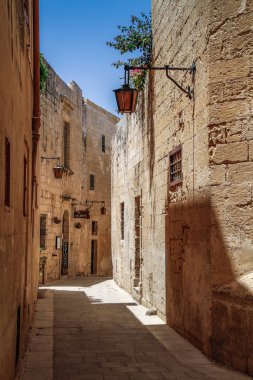 Mdina, Malta. Mdina, Malta 'daki antik ortaçağ sokak kasabasının güzel manzarası. Mdina ve Rabat 'ın taş evleri, Malta. Sessiz Şehir Mdina