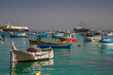Marsaxlokk, Malta, eski balıkçı köyü ve adanın önemli turistik merkezi. Akdeniz balıkçı kasabası Marsaxlokk, Malta 'da geleneksel renkli tekneler Luzzu