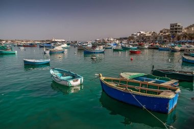 Marsaxlokk, Malta, eski balıkçı köyü ve adanın önemli turistik merkezi. Akdeniz balıkçı kasabası Marsaxlokk, Malta 'da geleneksel renkli tekneler Luzzu