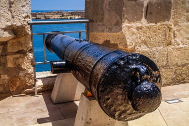 Fort Saint Angelo, Birgu, Malta 'da büyük bir kale, Valletta' dan Grand Harbour 'un karşısında yer alıyor. Malta Valetta 'dan Birgu şehri ve St Angelo Kalesi manzarası.
