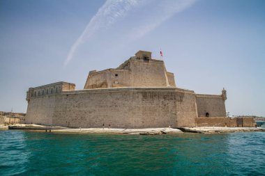 Fort Saint Angelo, Birgu, Malta 'da büyük bir kale, Valletta' dan Grand Harbour 'un karşısında yer alıyor. Malta Valetta 'dan Birgu şehri ve St Angelo Kalesi manzarası.