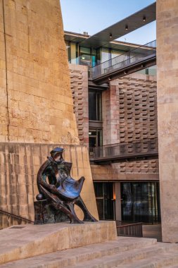 Valletta, Malta şehir manzarası. Valletta 'daki Dar Sokak - Malta' nın başkenti. Geleneksel Malta mimarisi. La Valetta 'nın eski tarihi parçası. Dışarıda insanlar ve dar sokaklar, Malta.