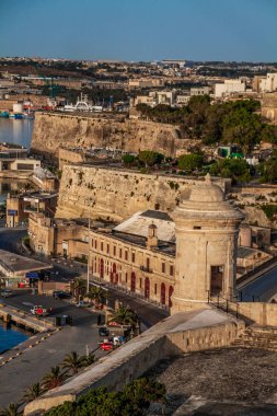 Valletta, Malta şehir manzarası. Valletta 'daki Dar Sokak - Malta' nın başkenti. Geleneksel Malta mimarisi. La Valetta 'nın eski tarihi parçası. Dışarıda insanlar ve dar sokaklar, Malta.