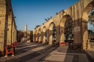 Valletta, Malta şehir manzarası. Valletta 'daki Dar Sokak - Malta' nın başkenti. Geleneksel Malta mimarisi. La Valetta 'nın eski tarihi parçası. Dışarıda insanlar ve dar sokaklar, Malta.