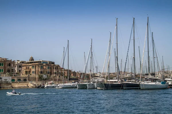 Malta Widokiem Morze Tradycyjne Domy Mury Valletta Stolicy Malty Wczesnym — Zdjęcie stockowe
