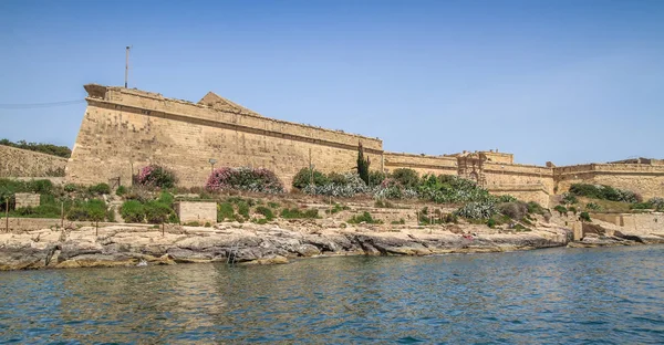 Malta Widokiem Morze Tradycyjne Domy Mury Valletta Stolicy Malty Wczesnym — Zdjęcie stockowe