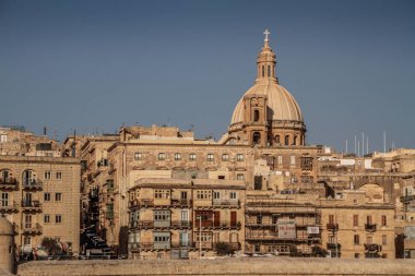 Valletta, Malta şehir manzarası. Valletta 'daki Dar Sokak - Malta' nın başkenti. Geleneksel Malta mimarisi. La Valetta 'nın eski tarihi parçası. Dışarıda insanlar ve dar sokaklar, Malta.