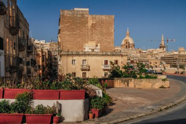 Valletta, Malta şehir manzarası. Valletta 'daki Dar Sokak - Malta' nın başkenti. Geleneksel Malta mimarisi. La Valetta 'nın eski tarihi parçası. Dışarıda insanlar ve dar sokaklar, Malta.