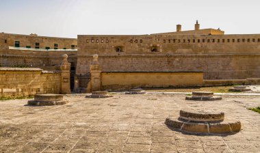 Valletta, Malta şehir manzarası. Valletta 'daki Dar Sokak - Malta' nın başkenti. Geleneksel Malta mimarisi. La Valetta 'nın eski tarihi parçası. Dışarıda insanlar ve dar sokaklar, Malta.