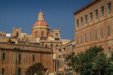 Valletta, Malta şehir manzarası. Valletta 'daki Dar Sokak - Malta' nın başkenti. Geleneksel Malta mimarisi. La Valetta 'nın eski tarihi parçası. Dışarıda insanlar ve dar sokaklar, Malta.