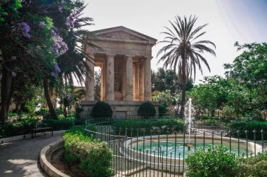 Valletta, Malta şehir manzarası. Valletta 'daki Dar Sokak - Malta' nın başkenti. Geleneksel Malta mimarisi. La Valetta 'nın eski tarihi parçası. Dışarıda insanlar ve dar sokaklar, Malta.