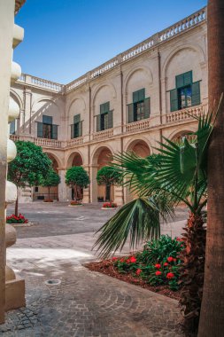 Valletta, Malta şehir manzarası. Valletta 'daki Dar Sokak - Malta' nın başkenti. Geleneksel Malta mimarisi. La Valetta 'nın eski tarihi parçası. Dışarıda insanlar ve dar sokaklar, Malta.