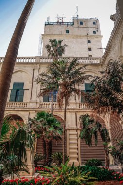 Valletta, Malta şehir manzarası. Valletta 'daki Dar Sokak - Malta' nın başkenti. Geleneksel Malta mimarisi. La Valetta 'nın eski tarihi parçası. Dışarıda insanlar ve dar sokaklar, Malta.