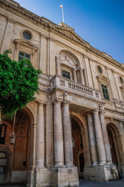 Valletta, Malta şehir manzarası. Valletta 'daki Dar Sokak - Malta' nın başkenti. Geleneksel Malta mimarisi. La Valetta 'nın eski tarihi parçası. Dışarıda insanlar ve dar sokaklar, Malta.
