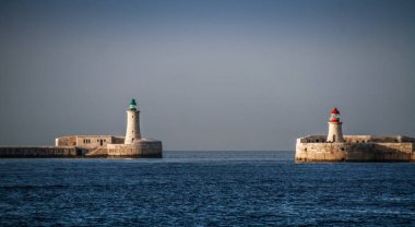 Valletta, Malta şehir manzarası. Valletta 'daki Dar Sokak - Malta' nın başkenti. Geleneksel Malta mimarisi. La Valetta 'nın eski tarihi parçası. Dışarıda insanlar ve dar sokaklar, Malta.