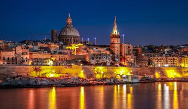 Valletta, Malta şehir manzarası. Valletta 'daki Dar Sokak - Malta' nın başkenti. Geleneksel Malta mimarisi. La Valetta 'nın eski tarihi parçası. Dışarıda insanlar ve dar sokaklar, Malta.