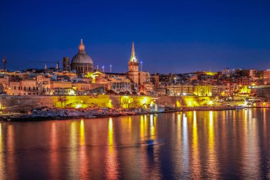 Valletta, Malta şehir manzarası. Valletta 'daki Dar Sokak - Malta' nın başkenti. Geleneksel Malta mimarisi. La Valetta 'nın eski tarihi parçası. Dışarıda insanlar ve dar sokaklar, Malta.