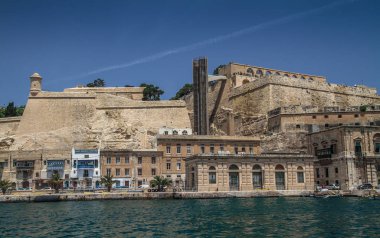 Eski Colmar kasabası, Alsace, Fransa. Petite Venice, su kanalı ve geleneksel yarım keresteli evler. Colmar Fransa 'nın Alsace şehrinde hoş bir kasabadır. Renkli romantik şehir Colmar 'ın güzel manzarası. Alsace Şarap Yolu