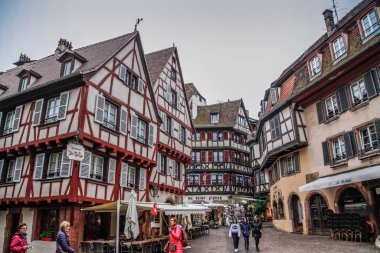 Eski Colmar kasabası, Alsace, Fransa. Petite Venice, su kanalı ve geleneksel yarım keresteli evler. Colmar Fransa 'nın Alsace şehrinde hoş bir kasabadır. Renkli romantik şehir Colmar 'ın güzel manzarası. Alsace Şarap Yolu