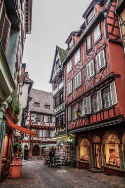 Eski Colmar kasabası, Alsace, Fransa. Petite Venice, su kanalı ve geleneksel yarım keresteli evler. Colmar Fransa 'nın Alsace şehrinde hoş bir kasabadır. Renkli romantik şehir Colmar 'ın güzel manzarası. Alsace Şarap Yolu