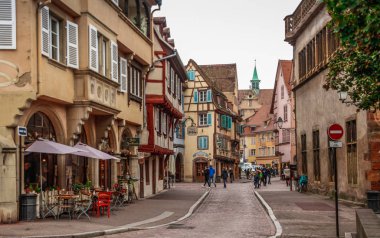 Eski Colmar kasabası, Alsace, Fransa. Petite Venice, su kanalı ve geleneksel yarım keresteli evler. Colmar Fransa 'nın Alsace şehrinde hoş bir kasabadır. Renkli romantik şehir Colmar 'ın güzel manzarası. Alsace Şarap Yolu