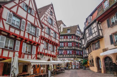 Eski Colmar kasabası, Alsace, Fransa. Petite Venice, su kanalı ve geleneksel yarım keresteli evler. Colmar Fransa 'nın Alsace şehrinde hoş bir kasabadır. Renkli romantik şehir Colmar 'ın güzel manzarası. Alsace Şarap Yolu