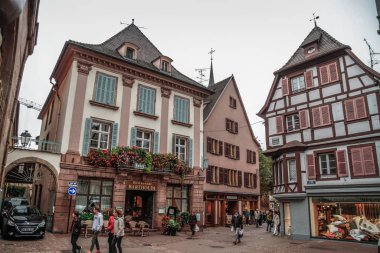 Eski Colmar kasabası, Alsace, Fransa. Petite Venice, su kanalı ve geleneksel yarım keresteli evler. Colmar Fransa 'nın Alsace şehrinde hoş bir kasabadır. Renkli romantik şehir Colmar 'ın güzel manzarası. Alsace Şarap Yolu
