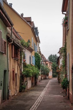 Eski Colmar kasabası, Alsace, Fransa. Petite Venice, su kanalı ve geleneksel yarım keresteli evler. Colmar Fransa 'nın Alsace şehrinde hoş bir kasabadır. Renkli romantik şehir Colmar 'ın güzel manzarası. Alsace Şarap Yolu