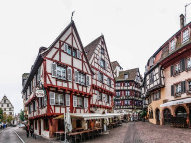 Eski Colmar kasabası, Alsace, Fransa. Petite Venice, su kanalı ve geleneksel yarım keresteli evler. Colmar Fransa 'nın Alsace şehrinde hoş bir kasabadır. Renkli romantik şehir Colmar 'ın güzel manzarası. Alsace Şarap Yolu