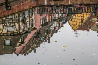 Eski Colmar kasabası, Alsace, Fransa. Petite Venice, su kanalı ve geleneksel yarım keresteli evler. Colmar Fransa 'nın Alsace şehrinde hoş bir kasabadır. Renkli romantik şehir Colmar 'ın güzel manzarası. Alsace Şarap Yolu