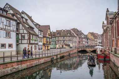 Eski Colmar kasabası, Alsace, Fransa. Petite Venice, su kanalı ve geleneksel yarım keresteli evler. Colmar Fransa 'nın Alsace şehrinde hoş bir kasabadır. Renkli romantik şehir Colmar 'ın güzel manzarası. Alsace Şarap Yolu