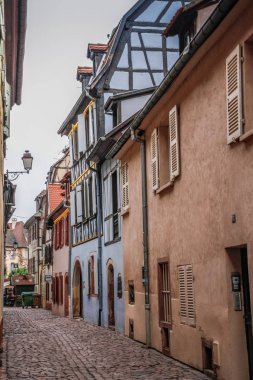 Eski Colmar kasabası, Alsace, Fransa. Petite Venice, su kanalı ve geleneksel yarım keresteli evler. Colmar Fransa 'nın Alsace şehrinde hoş bir kasabadır. Renkli romantik şehir Colmar 'ın güzel manzarası. Alsace Şarap Yolu