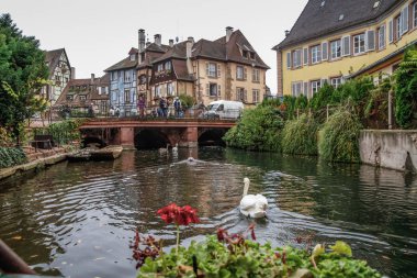 Eski Colmar kasabası, Alsace, Fransa. Petite Venice, su kanalı ve geleneksel yarım keresteli evler. Colmar Fransa 'nın Alsace şehrinde hoş bir kasabadır. Renkli romantik şehir Colmar 'ın güzel manzarası. Alsace Şarap Yolu