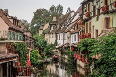 Eski Colmar kasabası, Alsace, Fransa. Petite Venice, su kanalı ve geleneksel yarım keresteli evler. Colmar Fransa 'nın Alsace şehrinde hoş bir kasabadır. Renkli romantik şehir Colmar 'ın güzel manzarası. Alsace Şarap Yolu