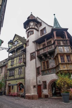Eski Colmar kasabası, Alsace, Fransa. Petite Venice, su kanalı ve geleneksel yarım keresteli evler. Colmar Fransa 'nın Alsace şehrinde hoş bir kasabadır. Renkli romantik şehir Colmar 'ın güzel manzarası. Alsace Şarap Yolu