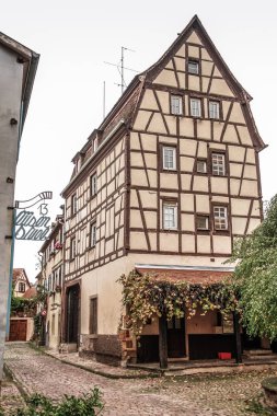 Eski Colmar kasabası, Alsace, Fransa. Petite Venice, su kanalı ve geleneksel yarım keresteli evler. Colmar Fransa 'nın Alsace şehrinde hoş bir kasabadır. Renkli romantik şehir Colmar 'ın güzel manzarası. Alsace Şarap Yolu