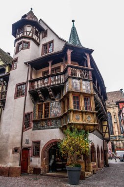 Eski Colmar kasabası, Alsace, Fransa. Petite Venice, su kanalı ve geleneksel yarım keresteli evler. Colmar Fransa 'nın Alsace şehrinde hoş bir kasabadır. Renkli romantik şehir Colmar 'ın güzel manzarası. Alsace Şarap Yolu
