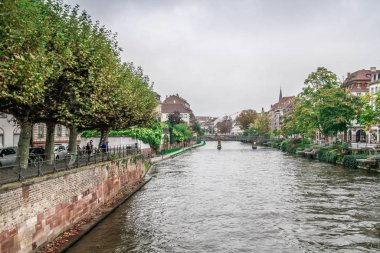 Strasbourg, Alsace, Fransa. Petite France 'ın geleneksel yarı keresteli evleri. Geleneksel yarı keresteli evler. Ortaçağ peri masalı kasabası Strasbourg, Unesco Dünya Mirası Alanı, Haut-Rhin, Alsace Şarap Yolu