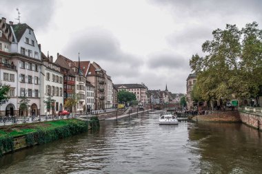 Strasbourg, Alsace, Fransa. Petite France 'ın geleneksel yarı keresteli evleri. Geleneksel yarı keresteli evler. Ortaçağ peri masalı kasabası Strasbourg, Unesco Dünya Mirası Alanı, Haut-Rhin, Alsace Şarap Yolu