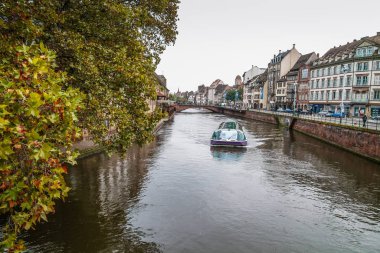 Strasbourg, Alsace, Fransa. Petite France 'ın geleneksel yarı keresteli evleri. Geleneksel yarı keresteli evler. Ortaçağ peri masalı kasabası Strasbourg, Unesco Dünya Mirası Alanı, Haut-Rhin, Alsace Şarap Yolu