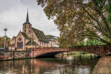 Strasbourg, Alsace, Fransa. Petite France 'ın geleneksel yarı keresteli evleri. Geleneksel yarı keresteli evler. Ortaçağ peri masalı kasabası Strasbourg, Unesco Dünya Mirası Alanı, Haut-Rhin, Alsace Şarap Yolu